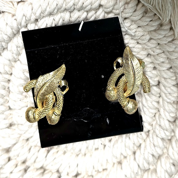 CHIC & Sophisticated VTG Gold Decorative Leaf Clip-Ons Hallmark Stamped Pat Pend - Picture 2 of 13